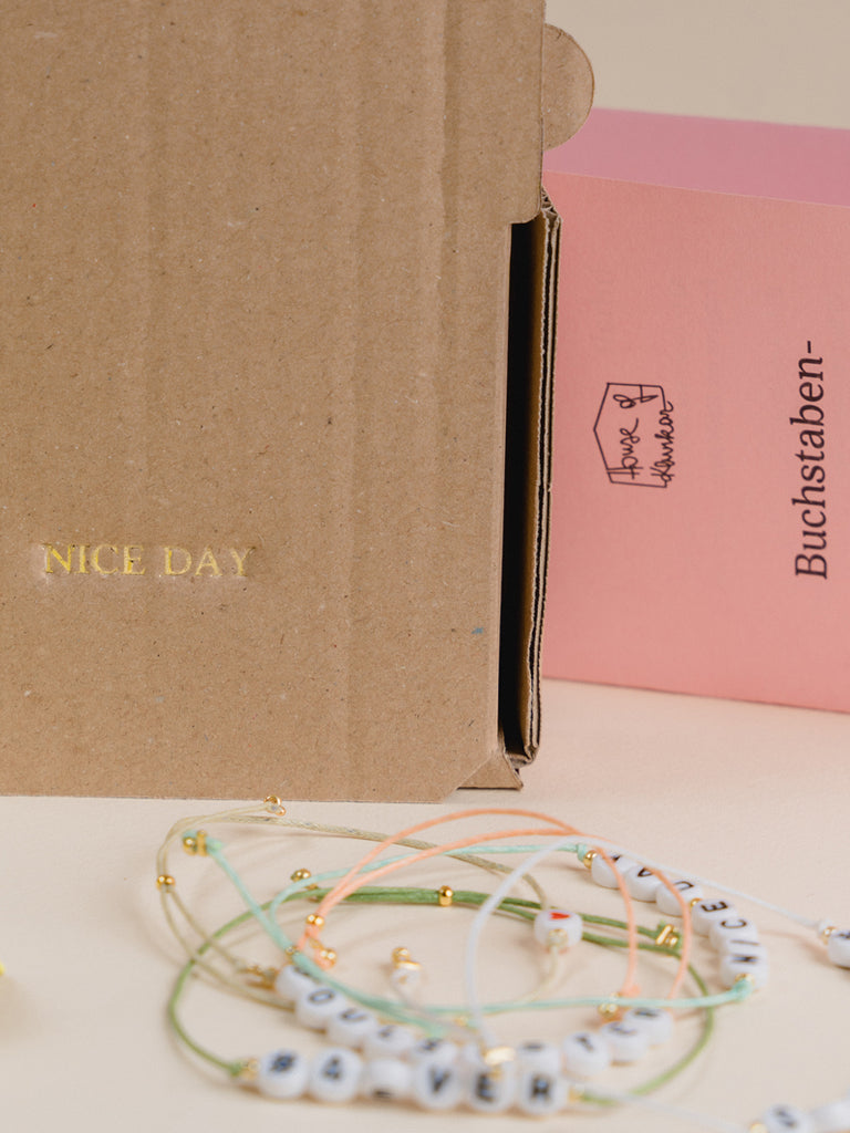 “nice day”-Buchstabenperlen-Armband DIY-Box
